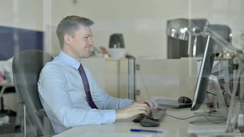 Jeune bel homme d'affaires faisant un chat vidéo sur ordinateur de bureau