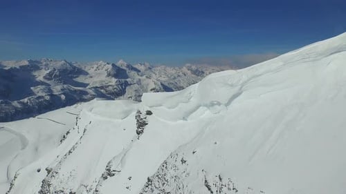 Luftaufnahme der Schneeverwehungen auf dem Bergrücken