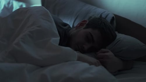 Trouble de sommeil nocturne : terreur, homme perturbé au lit