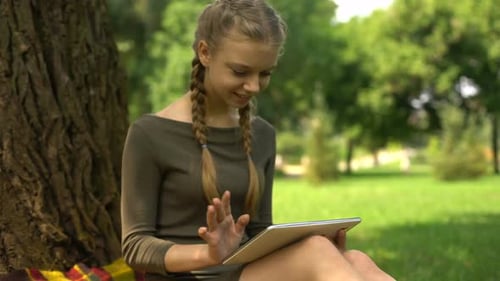 Aplicación de programa de educación a distancia para niñas en busca de una tableta, Interactividad