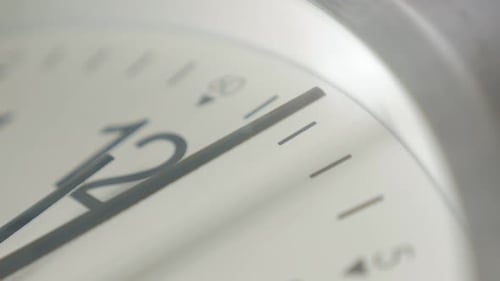 El tiempo que pasa en un reloj analógico, imágenes poco profundas de DOF 4K 2160p UltraHD - Aguja de esfera de reloj DOF poco profunda