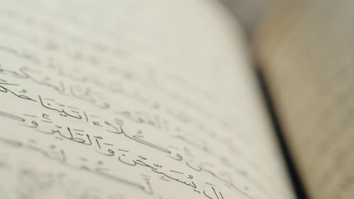 Libro del Corán, primer plano, oración, religión islámica