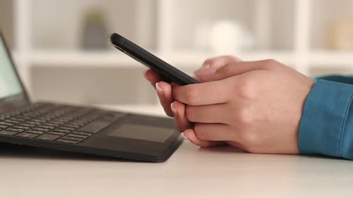 Telefon Chat Nachricht SMS Internet Frau Hände
