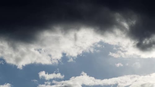 Zeitraffer der dunklen Wolken am Himmel