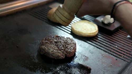 Burger-Pastetchen auf Pfanne.