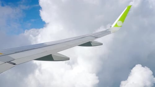 Luftaufnahme vom absteigenden Flugzeug