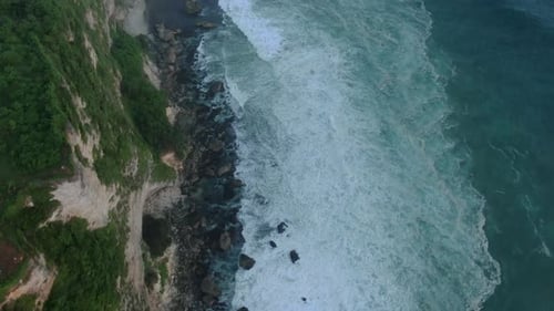Vue aérienne des vagues se brisant sur le rivage rocheux. Paysage marin, rochers, océan.