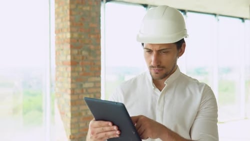 Desenvolvedor engenheiro no edifício de inspeção de capacetes