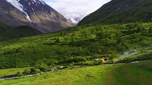 Maelifell Campingplatz Menschen campen mit Zelten in der Nähe des grünen Berges im Altai bei Sonnenaufgang und Sonnenuntergang