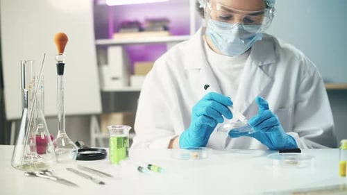 Scientifique médical inspectant la viande hachée portant un uniforme protecteur travaillant en laboratoire