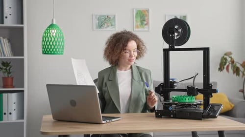 Portrait d'une ingénieure créative intelligente créant un prototype de modèle 3D sur ordinateur de Shade pour