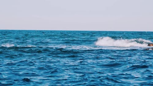 Olas de agua de mar. Paisaje acuático con cielo en el horizonte