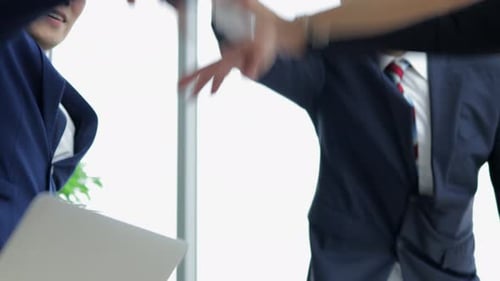 felices empresarios adultos diversos uniéndose de la mano