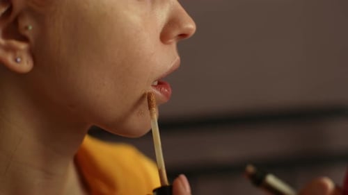 Nahaufnahme einer nicht wiedererkennbaren jungen Frau, die Foundation auf das Gesicht aufträgt, um Haut und Haut zu korrigieren