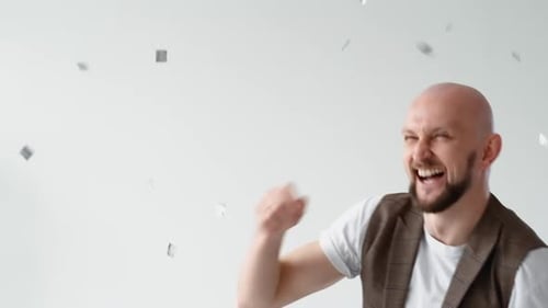 Gewinner: Tanzerfolgsfeier Zufriedener Mann