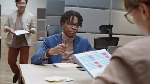 Empresários multiétnicos trabalhando com documentos