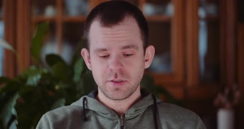 Jeune homme faible éternuant ayant de la température. Toux.