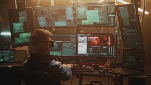 Hacker masculin lançant une arme nucléaire