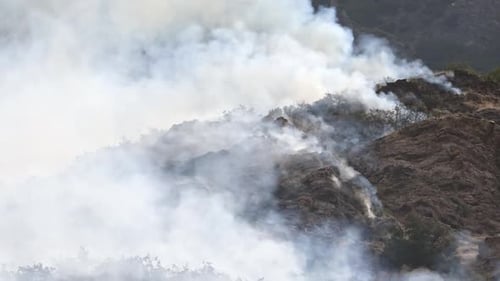 Rauch am felsigen Berghang während eines Lauffeuers