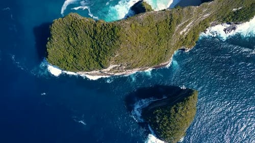 Bali, Indonesien, Luftaufnahme des Kelingking Beach (Manta Bay) auf der Insel Nusa Penida bei Sonnenuntergang