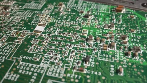 Très gros plan de l'électronique d'une carte de circuit imprimé verte prise avec un chariot