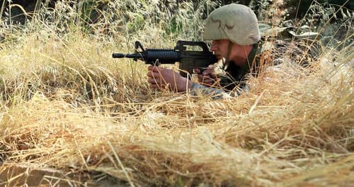 Militärsoldat während der Trainingsübung mit Waffe