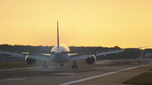 Avión aterrizando temprano en la mañana