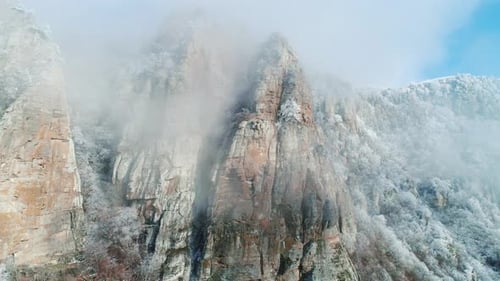 Alte Klippen in grauer Wolke