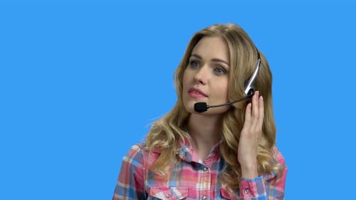 Hermosa consultora de centro de llamadas sobre fondo de color