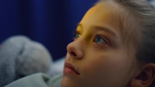 Exame médico de menina closeup na unidade hospitalar