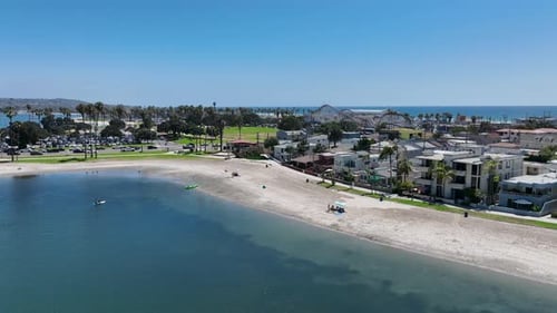 Vue aérienne de bateaux et de kayaks à Mission Bay à San Diego en Californie