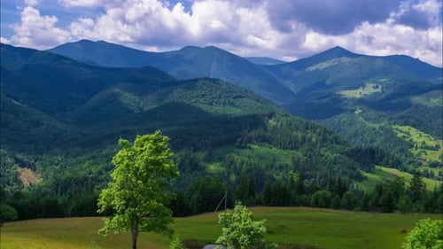 Berglandschaft mit schnellen Wolken