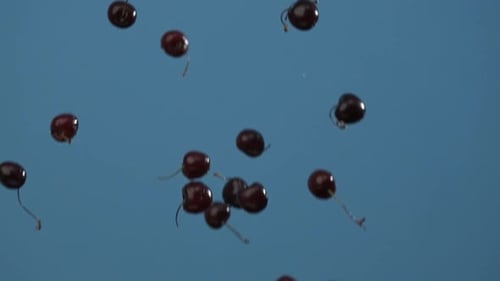Superzeitlupe von hochfliegenden Kirschen