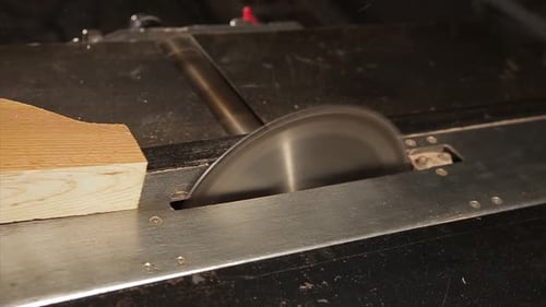 Kreissäge Sägen von Holz in einer Werkstatt