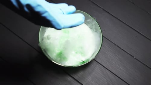 Chemische Reaktion von Wasser auf die Zugabe von Trockeneis Ansicht von oben