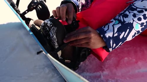 Snowboarder bereitet sich auf das Fahren vor