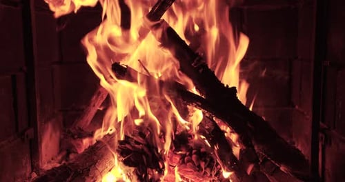 Holzverbrennung in einem Kamin. Warmes, gemütliches Feuer in einem Kamin.