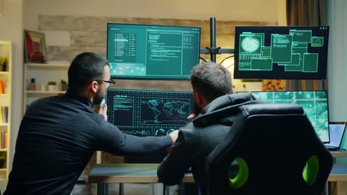 Team gefährlicher männlicher Hacker mit einem leistungsstarken Computer