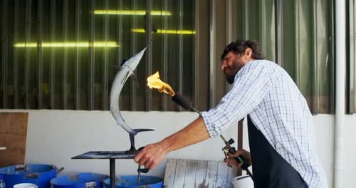 Artesano preparando escultura de pescado 4k