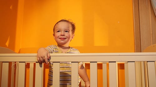 Niño sonriendo en corralito
