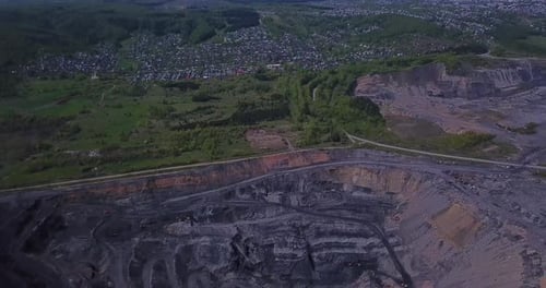 Luftaufnahme des Kohlebergbaugebiets, Tagebaus, Gewinnung von Steinen und Erden.