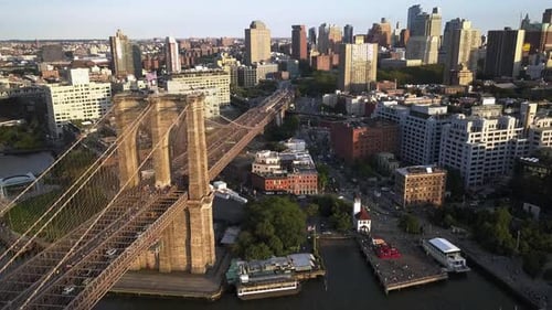 Drohnenaufnahmen zeigen Brooklyn Bridge.