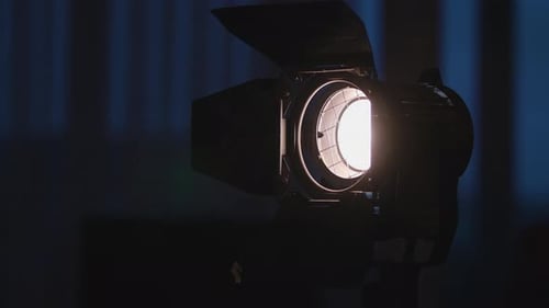 Spotlight mit Fresnel-Linse: Langsam ein-/ausschalten vor schwarzem Hintergrund