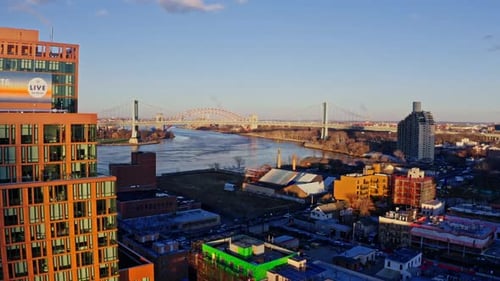 East River inmitten von Gebäuden in der Stadt Drohne fliegt rückwärts von der Skyline