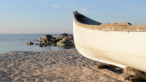 barco de pesca de madera en la costa