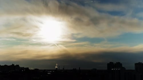 Sonnenuntergang über der Stadt. Wohngebäude vor dem Hintergrund eines wunderschönen Sonnenuntergangs mit dem