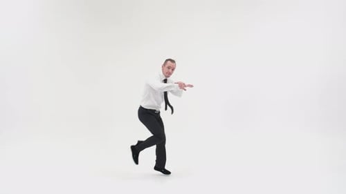 Le gars danse le breakdance supérieur saute et écarte les jambes et met sa main à sa tête