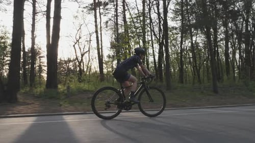 Frau fährt Rad