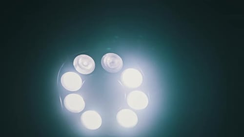 CCTV-Kamera mit gedrehten hellen LEDs und Infrarotlicht dreht sich nachts