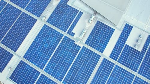 Kinoaufnahme eines Solarpanels auf dem Dach des Einkaufszentrums